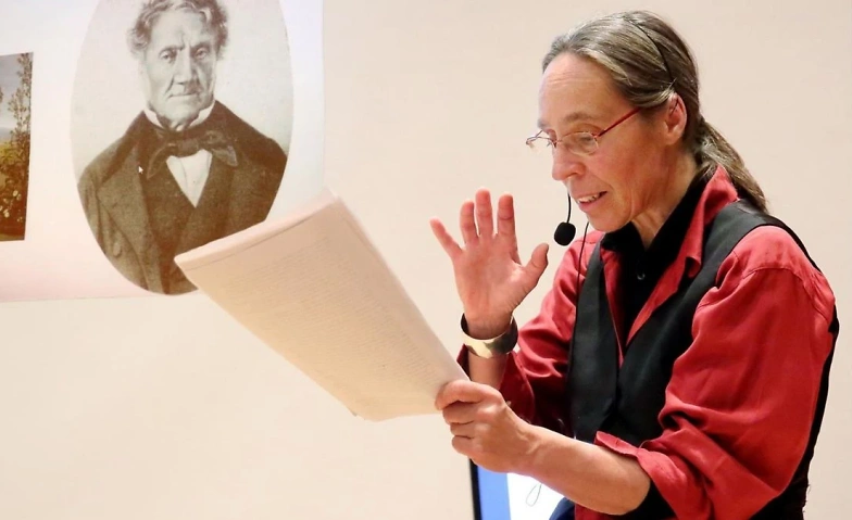 Historikerin Dr. Katrin Schmersahl, Kunst- und Kulturgeschichte, Vortragsreihe, Headset, rote Bluse, schwarze Weste, goldener Armreif